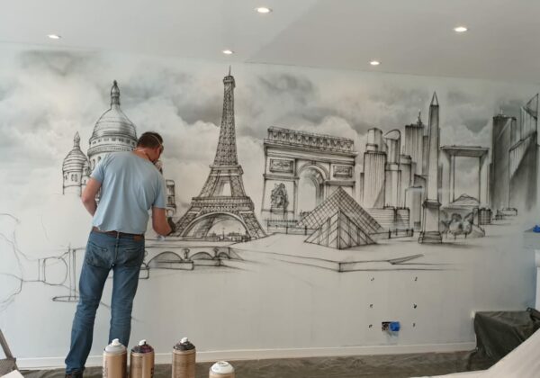 Fresque de 11 mètres avec une vue de Paris, la Tour Eiffel, La Défende, etc.