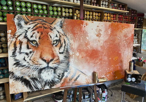 Un lion sur une toile à Cannes 200x100