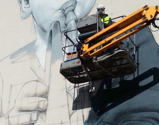 Fresque à Dreux de 12 mètre avec un enfant jouant de la trompette
