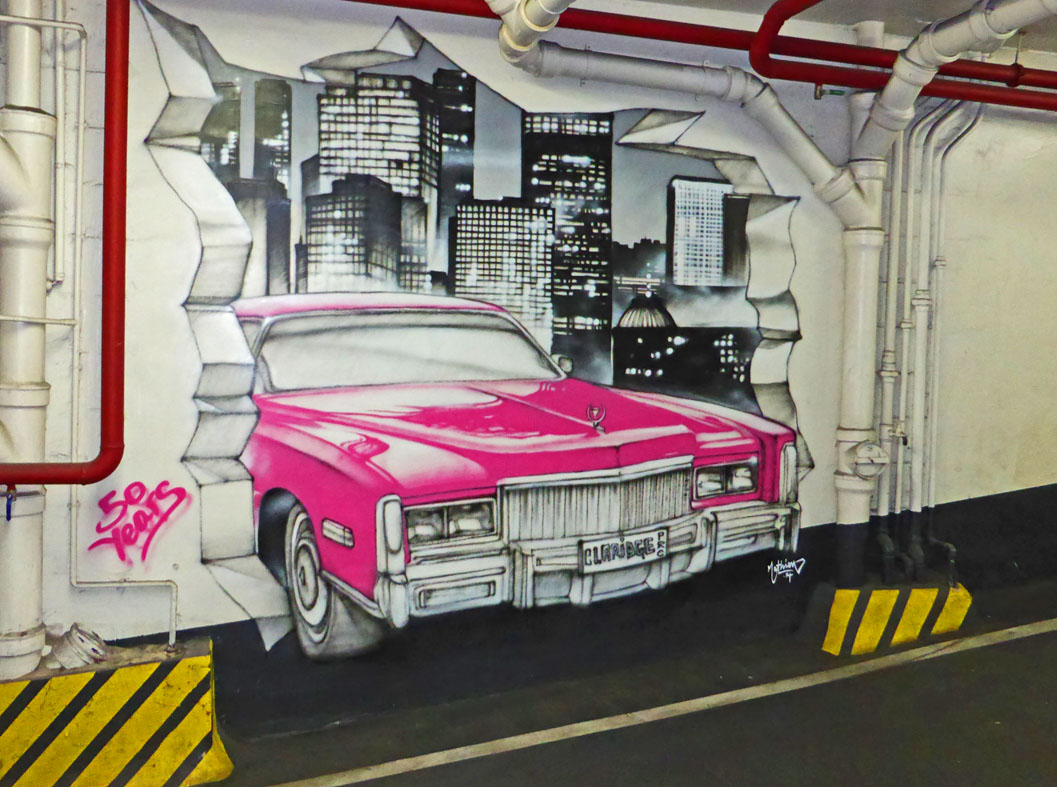 Graff d'une voiture rose dans parking des Champs Elysées à Paris