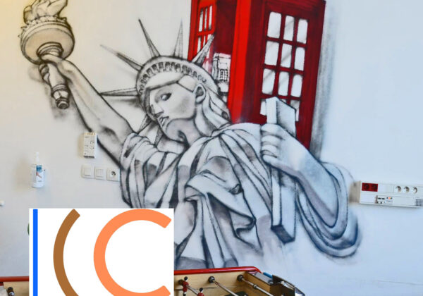 sGraff à l'hôpital de Cannes, service pédiatrique avec une cabine téléphonique londonienne et Statue de la Liberté