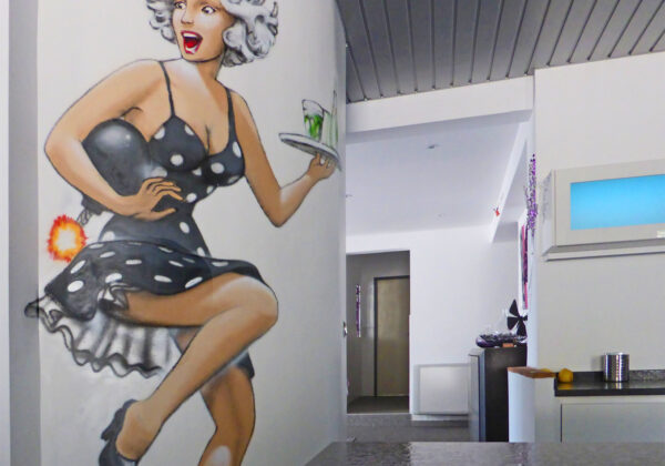 Graffiti d'une Pin-up fait à Nîmes