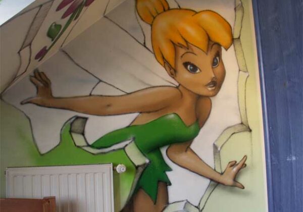 Une fée Clochette en déco graff sur un mur