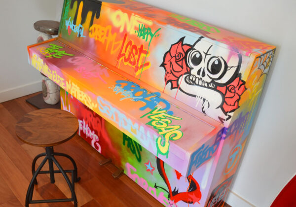 Graffiti maison déco sur un piano fait à Neuilly