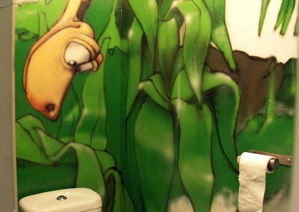 Graff d'une jungle dans des WC à Evreux