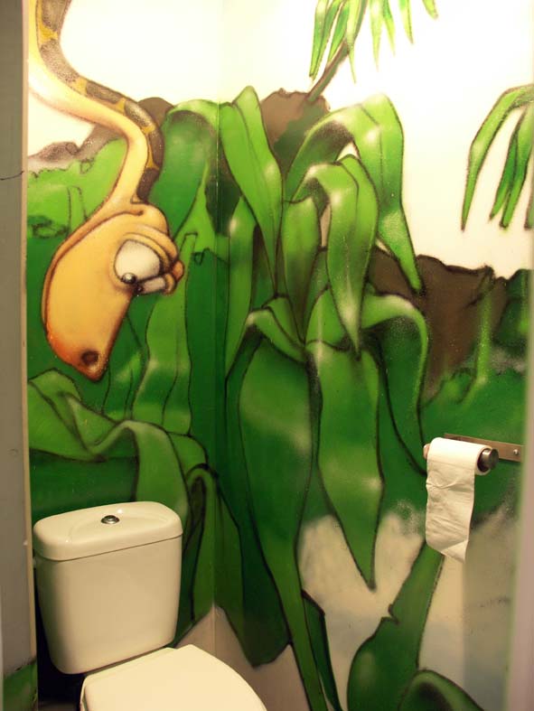 Graff d'une jungle dans des WC à Evreux