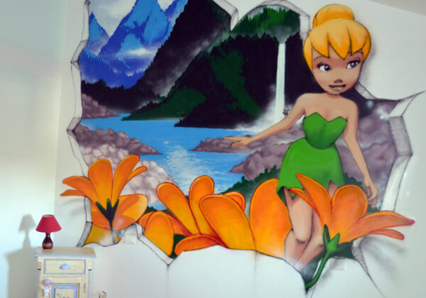 Une fée Clochette en déco graff sur un mur