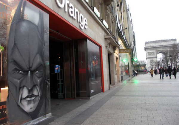 Graff de Batman à la boutique Orange des Champs-Elysées