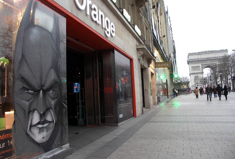 Graff de Batman à la boutique Orange des Champs-Elysées