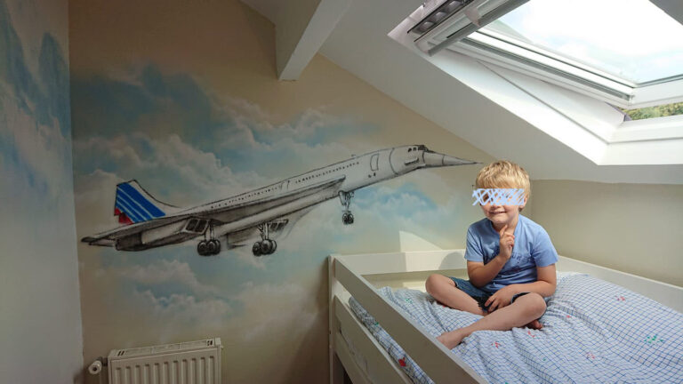 Tag d'un avion sur un mur de chambre