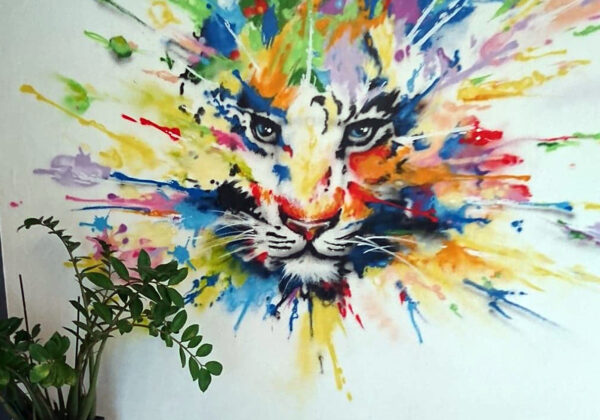 Une décoration tag d'un lion dans un salon à Vaucresson