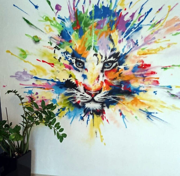 Une décoration tag d'un lion dans un salon à Vaucresson