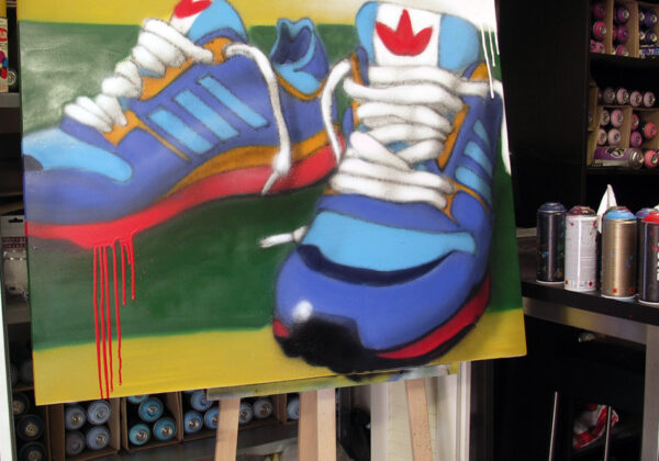 Basket Adidas tagguée sur une toile
