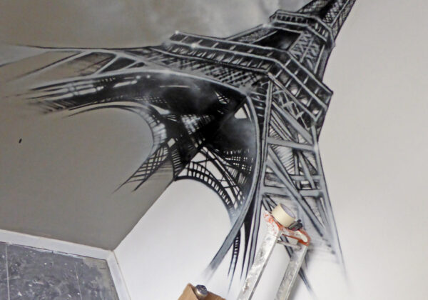 La Tour Eiffel sur 2 murs dans un hôtel à Paris