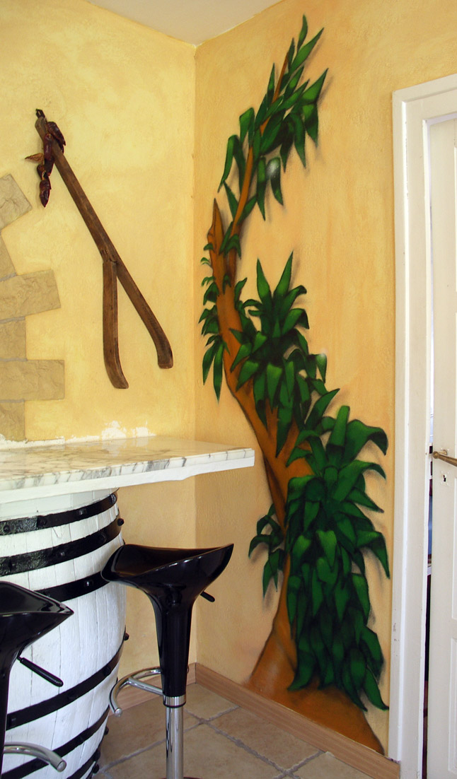 Graff déco sur un mur du salon avec une plante à Montélimar