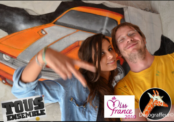 Un tag déco d'une voiture sur le plateau de Tous Ensemble avec Miss France 2010