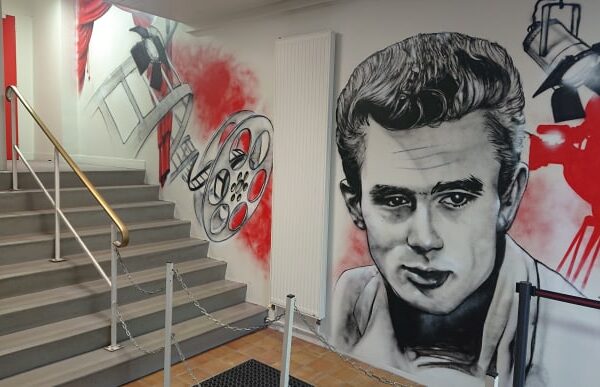 Fresque avec James Dean dans un cinéma à Châtillon-sur-Loire