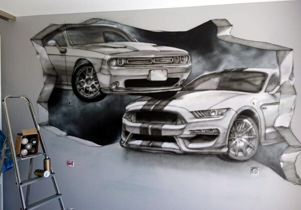 Voitures graffées sur un mur