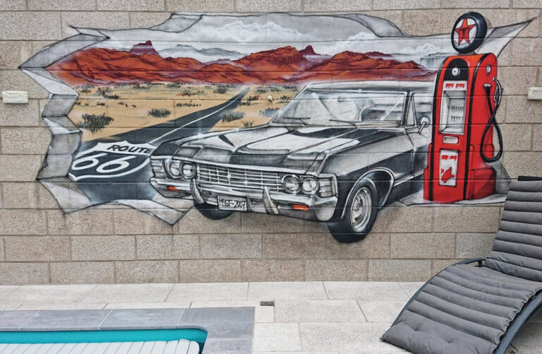 Tag décoratif d'une voiture dans une station essence aux USA