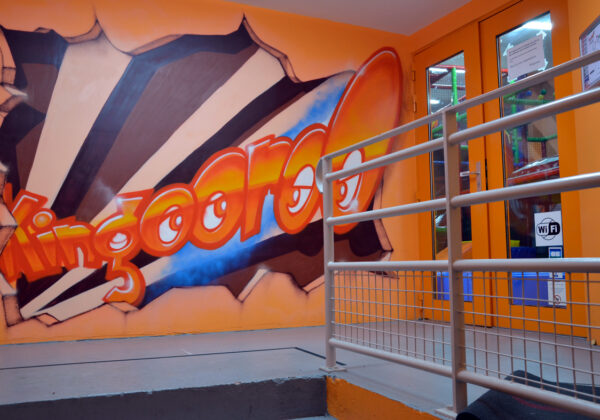 Fresque fait par un graffeur pro dans une aire de jeu pour enfants