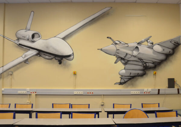 Décoration d'une salle de classe au lycée d'Enghien