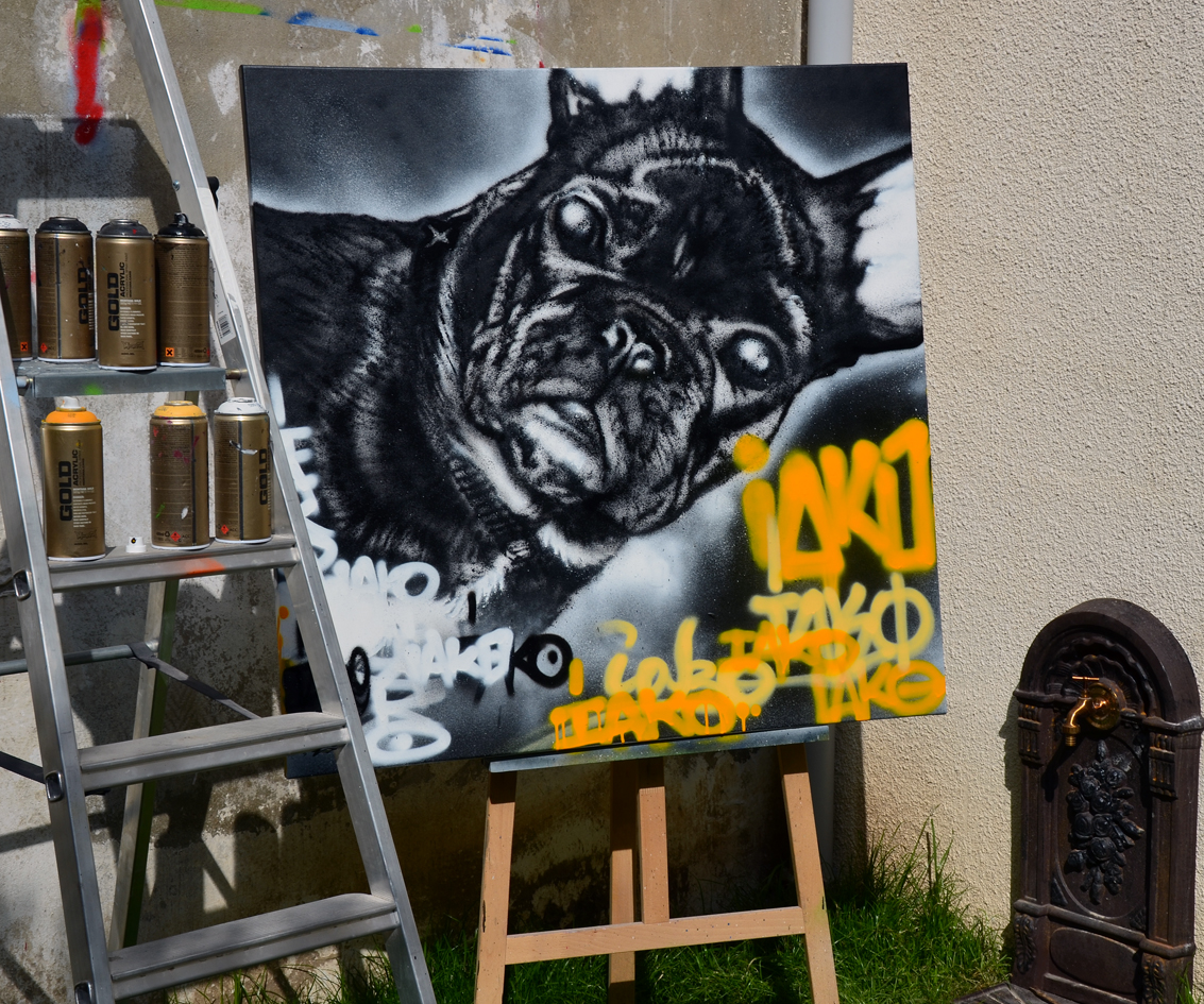 Colombes toile avec graffitis et Bulldog Français