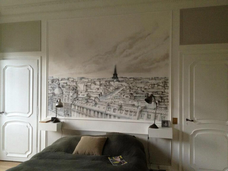 Le graffeur déco a réalisé une vue de Paris au dessus d'un lit dans une chambre