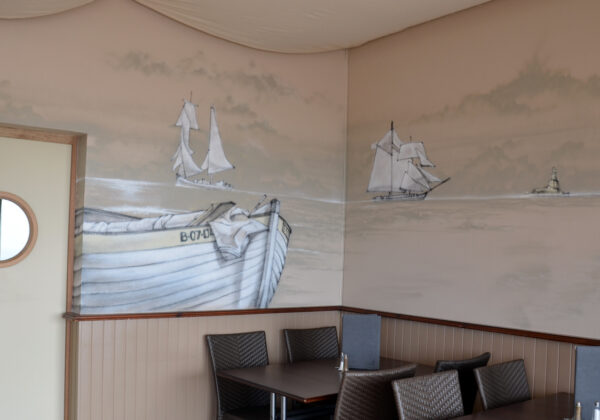 Fresque avec une paysage de mer et de bateaux dans un restaurant à Calais