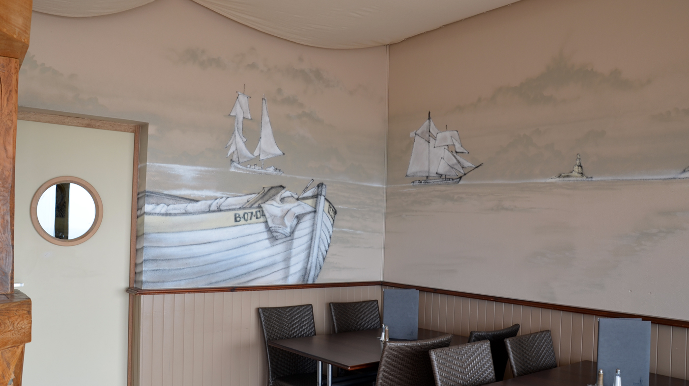 Fresque avec une paysage de mer et de bateaux dans un restaurant à Calais