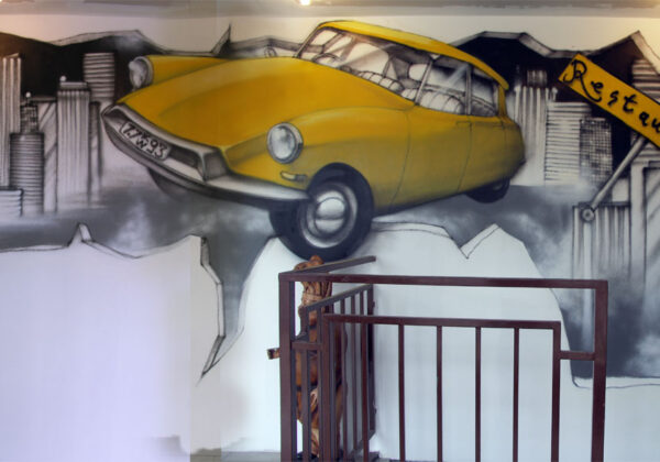 Fresque d'une voiture dans un restaurant à Giens