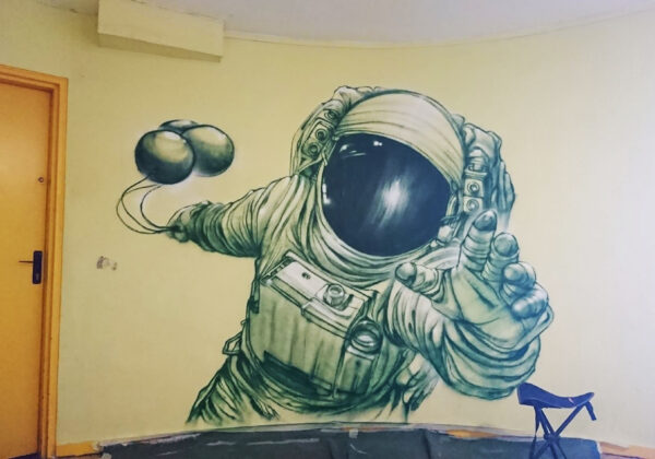 Dans un hall d'immeuble en Eure-et-Loire, le graffeur pro taggué un astronaute