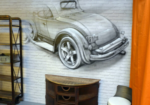 Tag d'une voiture dans un magasin de meuble vintage