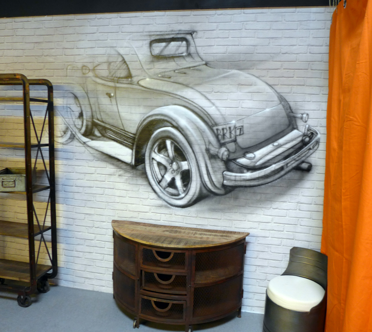Tag d'une voiture dans un magasin de meuble vintage