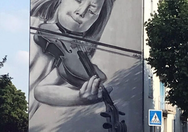 Un graff à Dreux d'une fille au Violon de 18 mètres de hauteur
