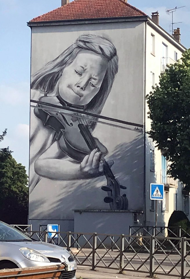 Un graff à Dreux d'une fille au Violon de 18 mètres de hauteur