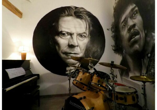 Portrait de David Bowie dans une salle de musique