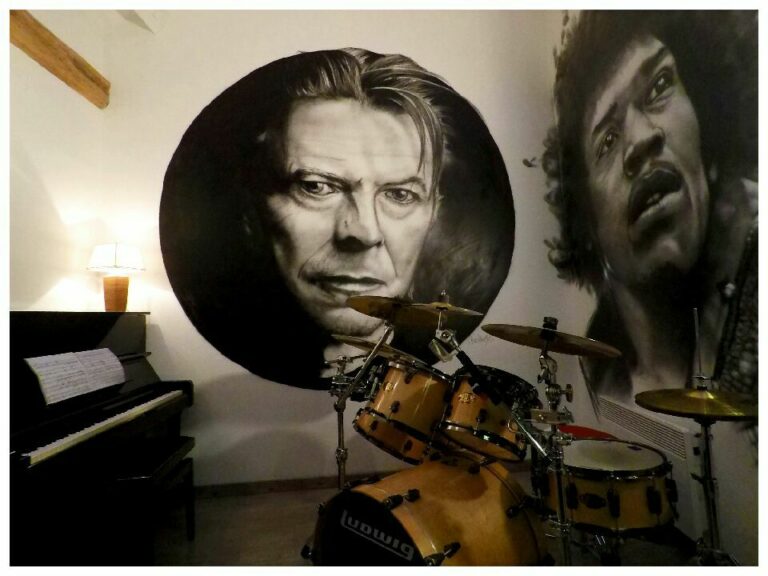 Portrait de David Bowie dans une salle de musique