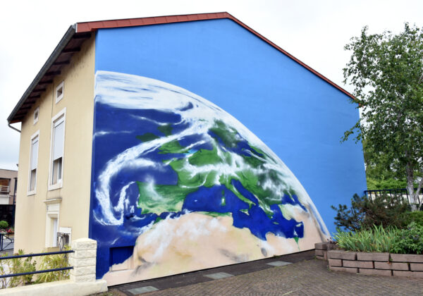 Graff de la planète Terre sur une façade de 6 mètres