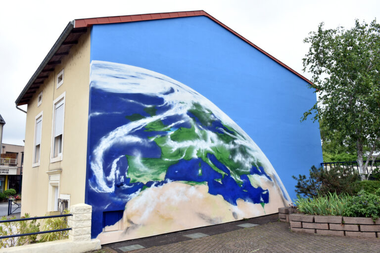 Graff de la planète Terre sur une façade de 6 mètres