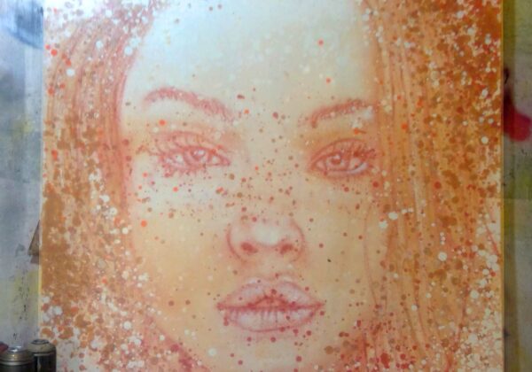 Graffiti d'intérieur, portrait ocre sur une toile